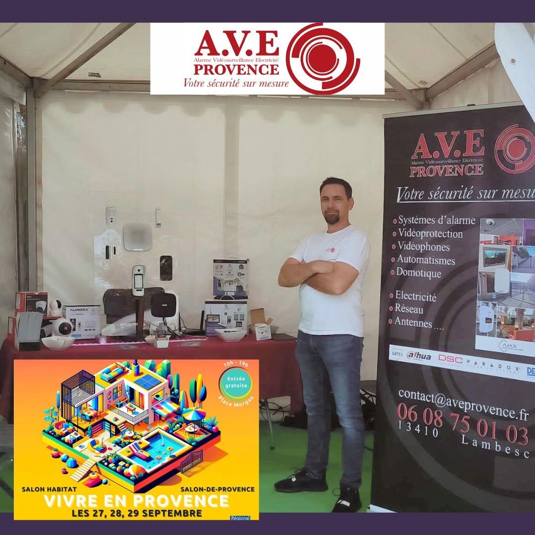 Technicien A.V.E. PROVENCE installant un système d'alarme