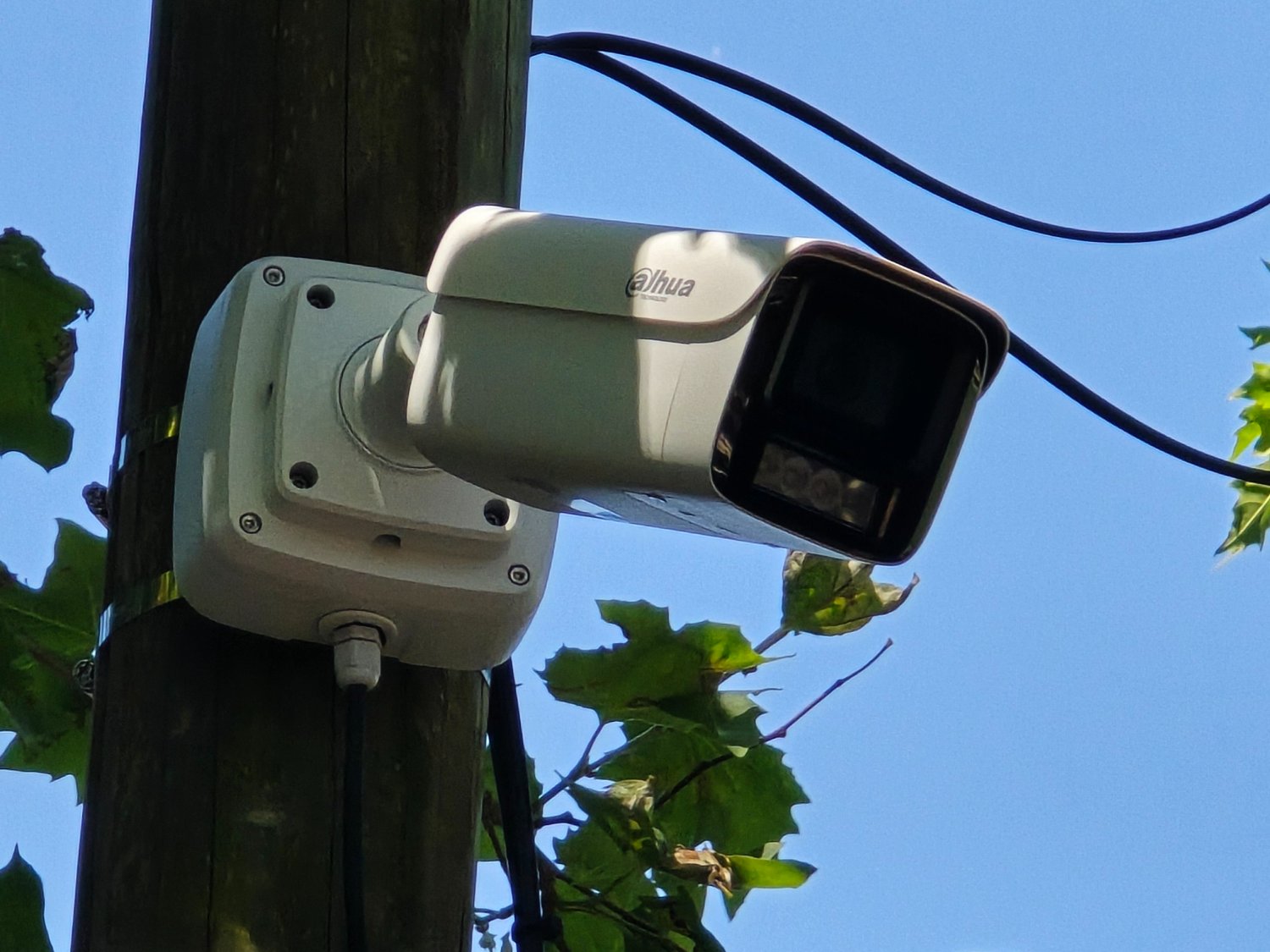 Caméra de vidéosurveillance Dahua installée sur un poteau par A.V.E. PROVENCE