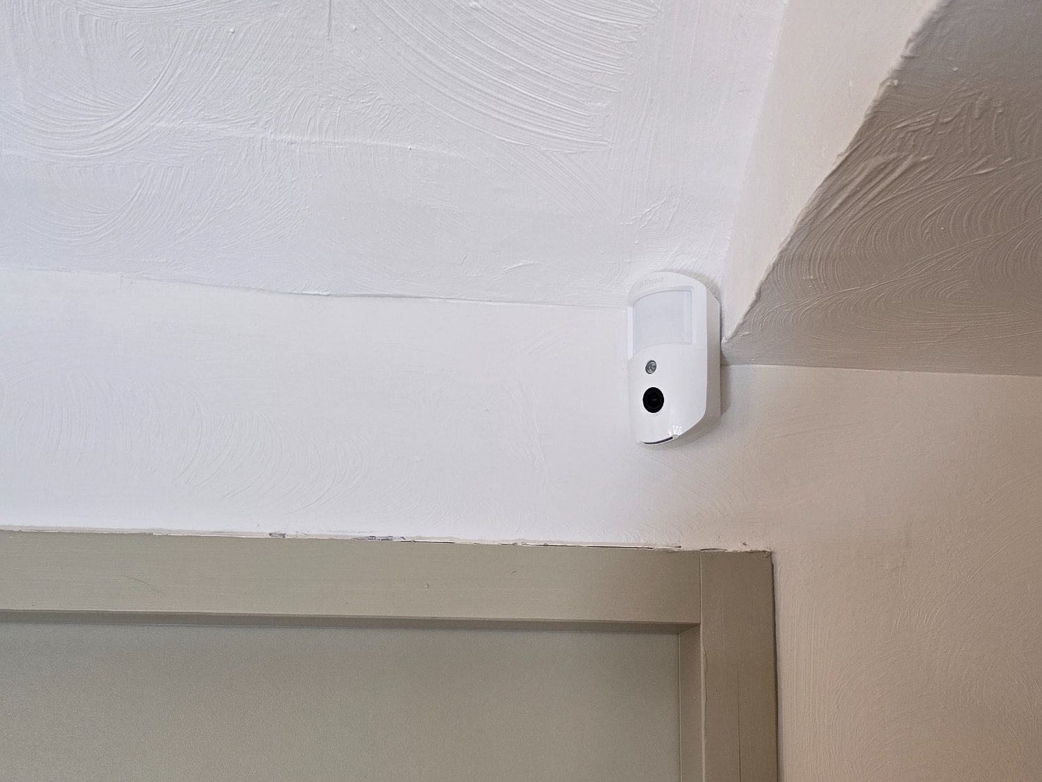 Détecteur de mouvement avec caméra intégrée installé par A.V.E. PROVENCE