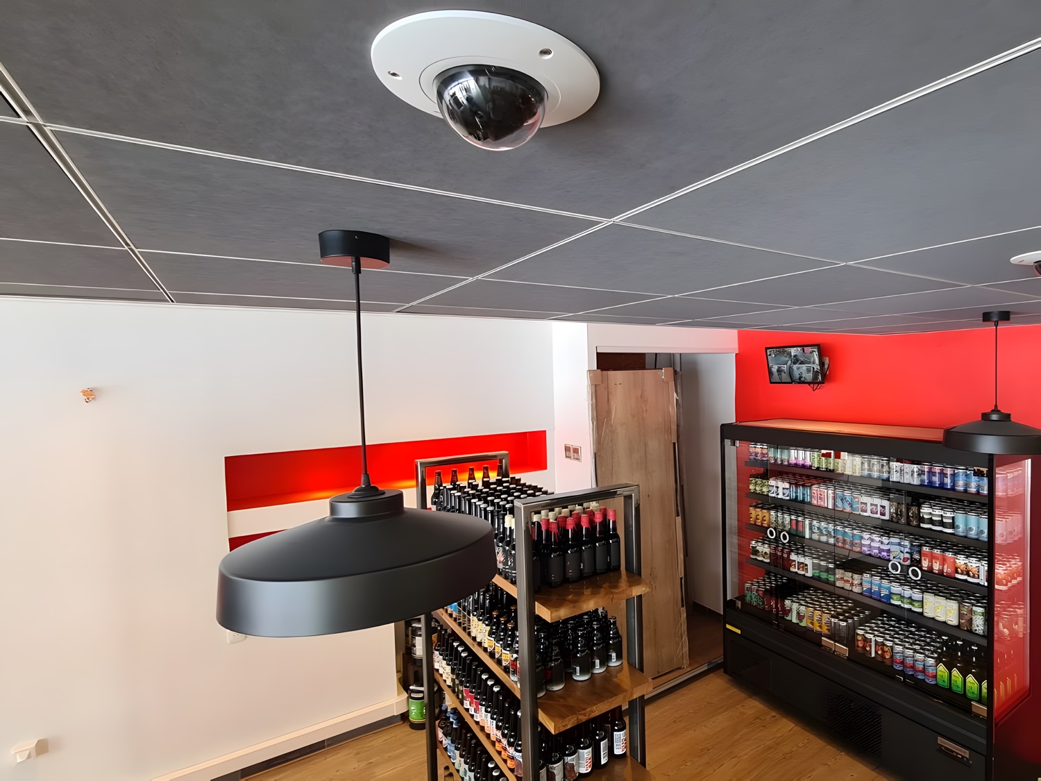 Caméras dôme de vidéosurveillance installées dans un commerce par A.V.E. PROVENCE