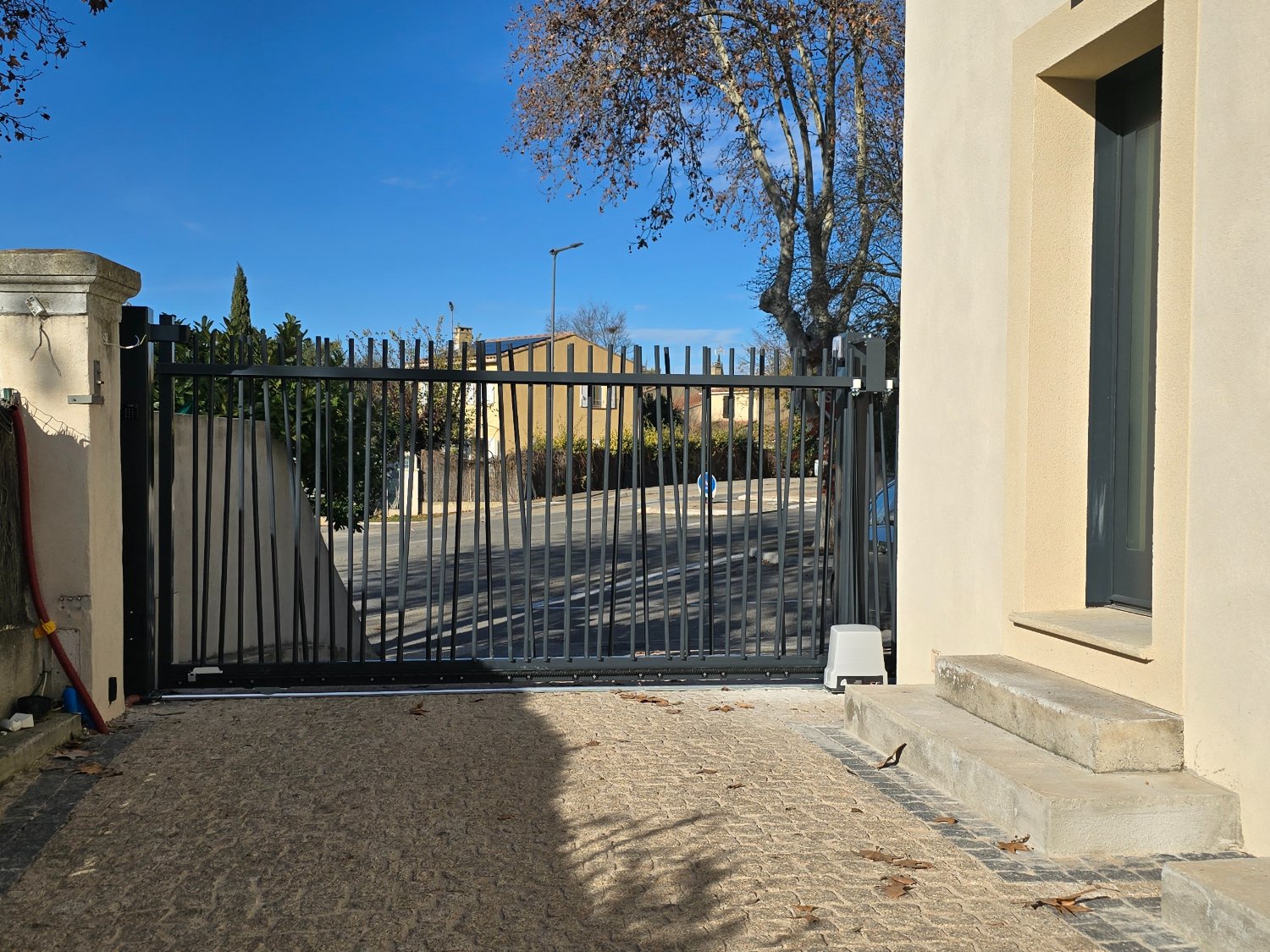 Portail coulissant motorisé installé par A.V.E. PROVENCE devant une villa